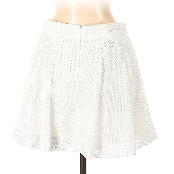 Banana Republic | White Mesh Net Knit Perforated Mini Skirt Size 6 Small - Picture 3 of 3